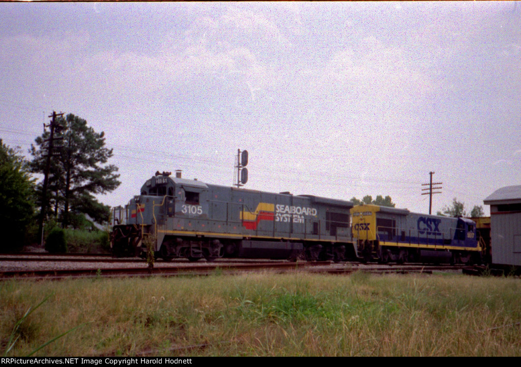 CSX 3105 leads a northbound train